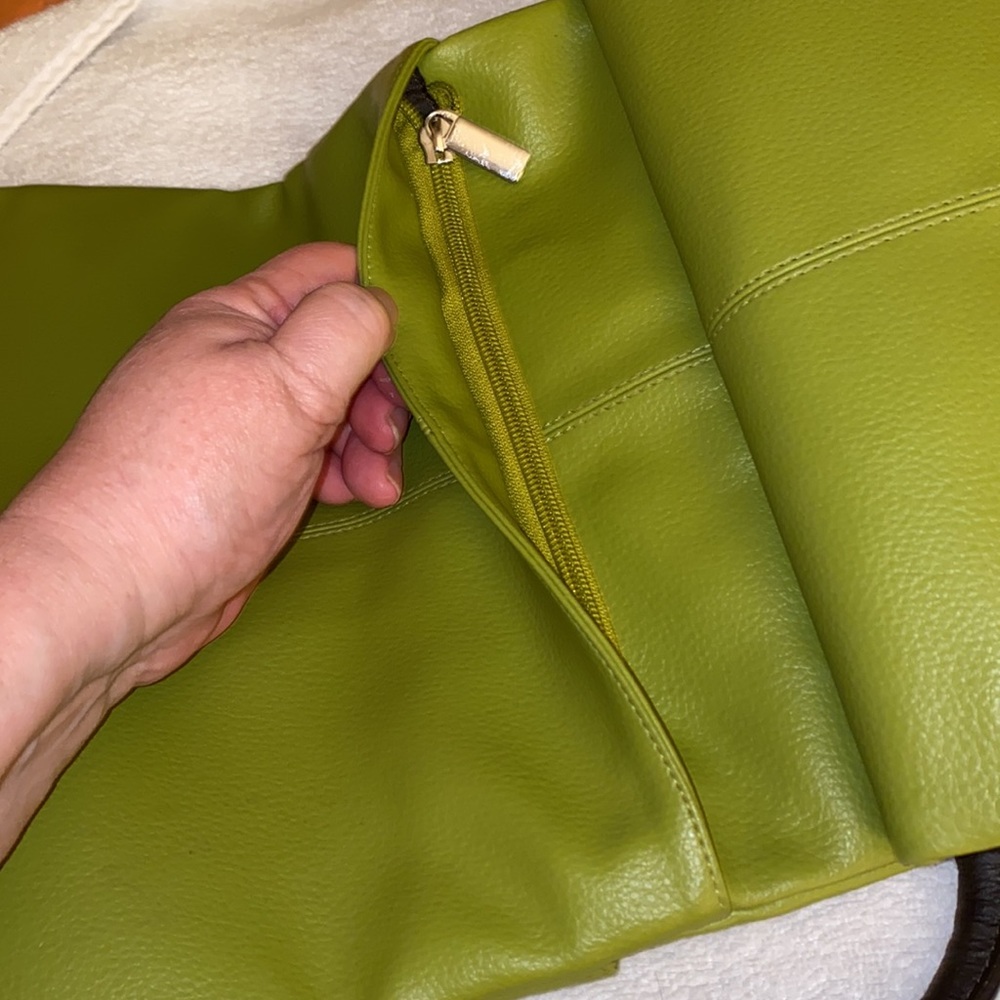 Sleek Olive Green Women's Crossbody Bag - Picture 5 of 13